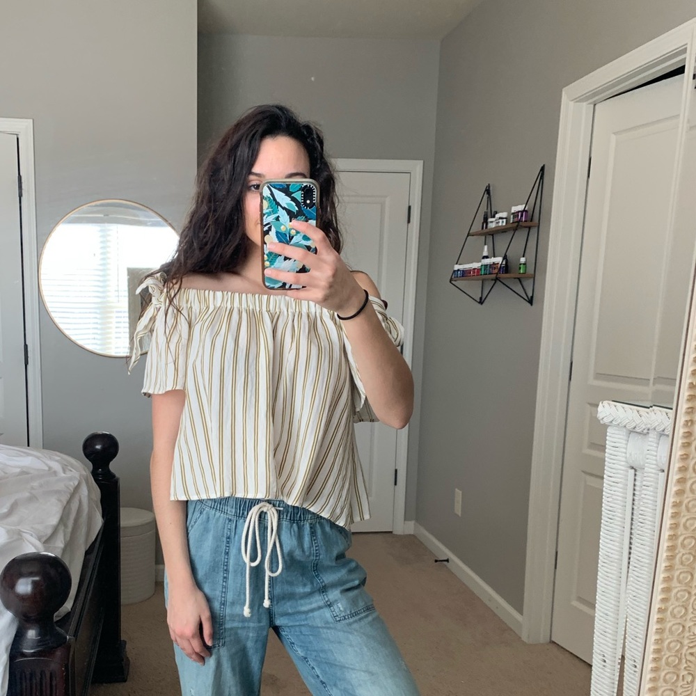 Cropped off the shoulder